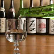 日本酒は全国各地より10種類前後を厳選しています。時期ごとに銘柄を変え、春の搾りたて、キリッとした辛口の夏酒、秋を迎え円熟味の増した冷やおろしなどその時期にしか味わえない日本酒を取り揃えています。