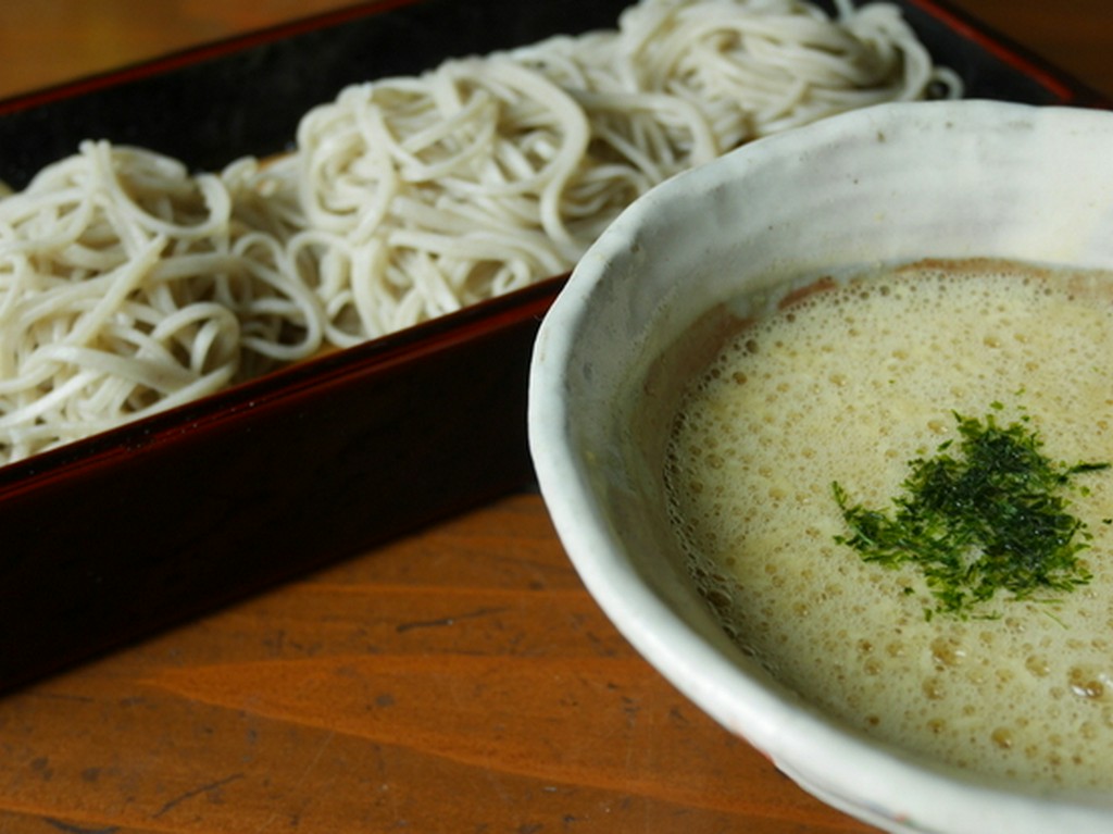 国産石臼挽き蕎麦粉を使用した、風味豊かな手打ち蕎麦