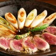 特殊な陶板で焼き上げる『鴨ねぎ』。鴨肉と千住ねぎに特製のタレをかけて、出来たてをそのまま提供してくれます。グツグツと煮えるタレの香ばしさと山椒の香り、食欲を煽る演出も見事な逸品です。