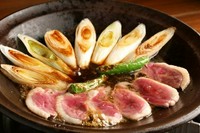 アツアツの演出も醍醐味『鴨ねぎ陶板焼き』