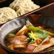 鴨と手打ち蕎麦、お店のこだわりを一度に楽しめる『鴨汁せいろ』。硬くなりすぎない絶妙な加減で火入れした鴨肉と、鴨脂で炒め旨みを纏ったねぎ。風味豊かな蕎麦を素材の旨みが凝縮された汁に絡めて賞味あれ。