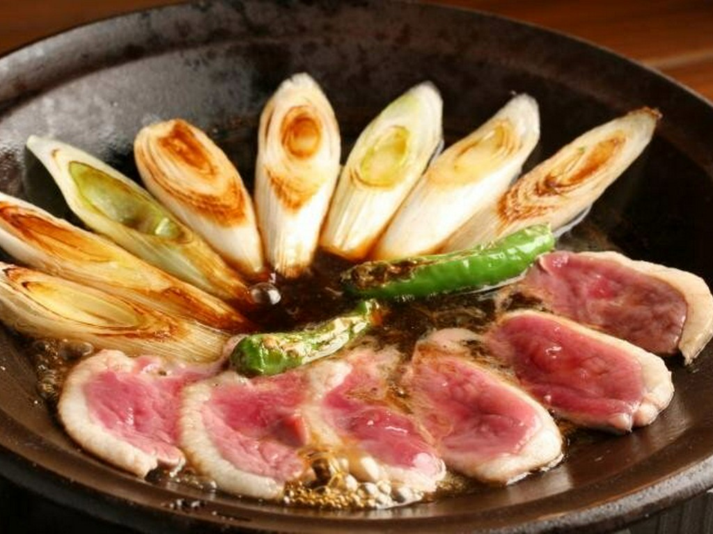 鴨とねぎが旨み引き立て合う。人気メニュー『鴨ねぎ陶板焼き』