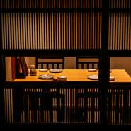 さかなさま浜松町店では種類豊富な宴会向け個室をご用意しております。
接待や会食向けのテーブル個室も3席ご用意しております。
店内奥の静かな空間ですので、周りの方を気にせずにお食事いただけます。
