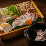 1台で2名様お楽しみいただける量となっております

・追加野菜 748円
・追加鯛 990円
・雑炊 418円