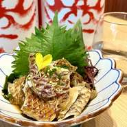 日本酒のアテにはぴったりの「鯛皮」をポン酢和えしました。