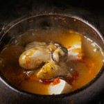 真牡蠣と豆腐をコチュジャンベースのピリ辛味噌で炊き込みました。とろみがあり肌寒い季節にぴったりです
