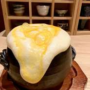 卵の白身でメレンゲを立ててアジアンスパイシースープ（パクチー入り）を中に閉じ込めました