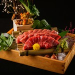 マグロの赤身・中トロ・大トロの3種類を全部のせ！なんとも贅沢な一品です