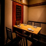 多彩なお席をご用意しております。カウンター席から、さまざまなお集まりの機会にご利用いただけるBOX席まで！なかでも人気を誇るのは接待・会食向けの個室。当店ではテーブル個室を3席ご用意しております。