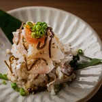 全国の漁港を回り見つけた新鮮な食材を使用した、自慢の逸品料理が揃っております！当店では板長がとことん「さかな」と遊び、サービススタッフがお客様の前で最終調理をしてお食事を提供いたします。