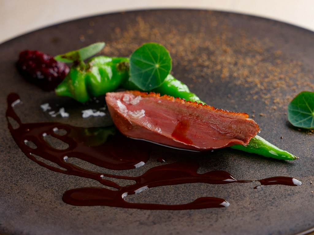 『青森県産鴨の炭火焼き　発酵ブルーベリーとコーラ』