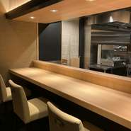 8名様までお座りいただけるカウンター席をご用意しています。