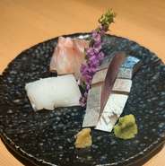 その日入荷のお魚から3種類を盛り込みます。
(入荷の状況により変更になります)
単品でもご用意しております。