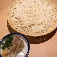 あご煮干しと利尻昆布からとったあご出汁つゆで召し上がって頂く、長崎名物五島うどんです。