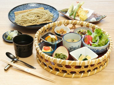 日本の伝統食や発酵食。GOKANの世界感が楽しめる!『野菜の花かご 天そば膳』