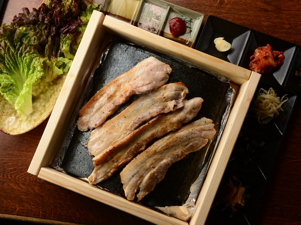 樹名物の『瓦焼き』ナムルや特製調味料など9種のトッピングとお召し上がりください