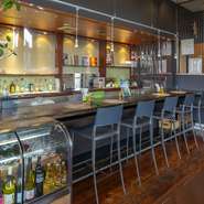 一人で訪れたときに、過ごしやすいカウンター席。シェフの姿を間近で見られるため、カウンター席が好きだという方も。ゆったりとした気持ちで、食事を楽しむことができます。