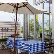 風が心地よい日、陽射しが暖かい日などはテラス席での食事もオススメ。ペットとの散歩がてら利用されている方も。家族同然のペットと一緒に、楽しい時間を共有しましょう。