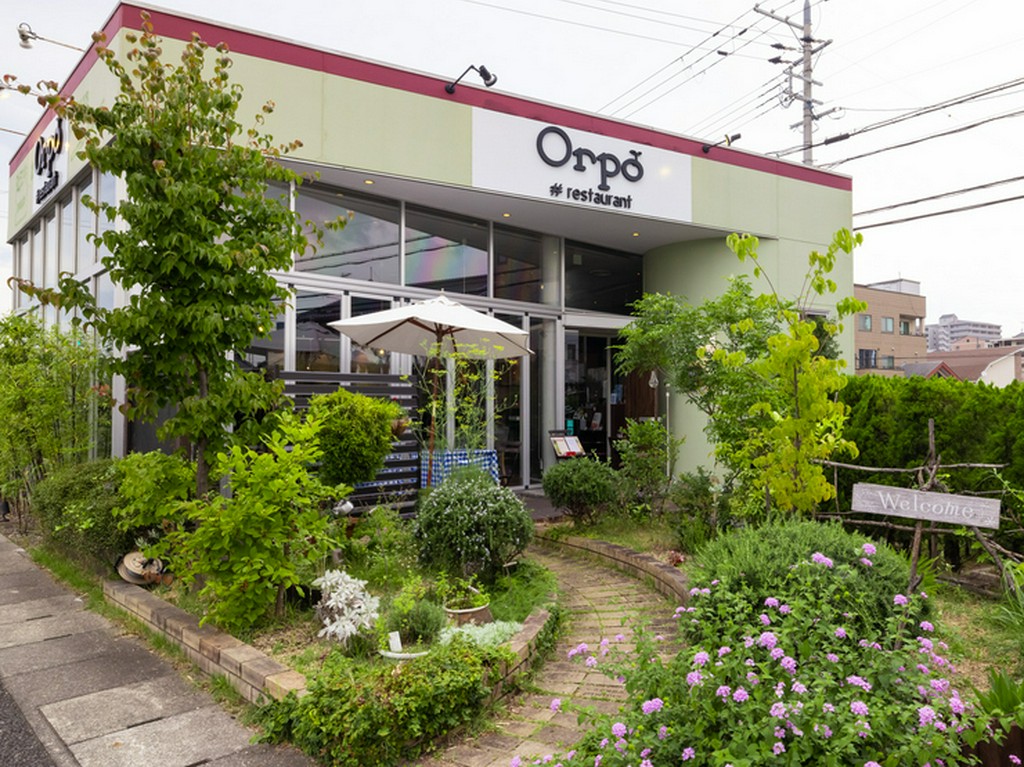 壁一面のガラスから、緑の庭を眺めて得られる開放感