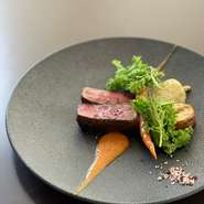 アミューズ、前菜、スープ、パン、パスタ、熟成肉のコースが人気