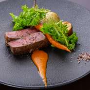 大事に素材を扱うという考えからたどり着いた経産牛。お産を終えた牛を再飼育し、熟成させた経産牛ロースは、ランチ・ディナーともにメインとしてお選びいただけます。産地は、主に鹿児島から。