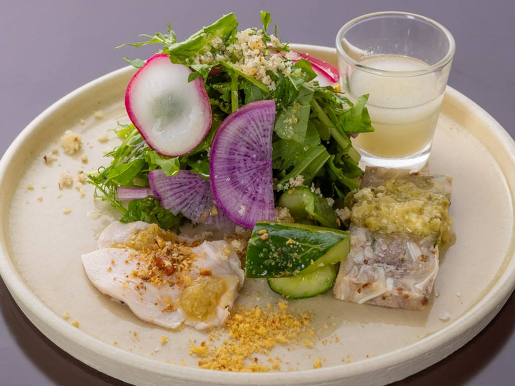 色彩豊かに盛付けられた、見た目にも美しい『旬の食材を使った前菜』