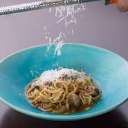 イタリア地域の伝統に基づいたパスタをベースに、“和＝滋賀”の食材を組み合わせています。乾麺はもちろん、モチモチとした食感の手打ちパスタも人気メニューの一つ。