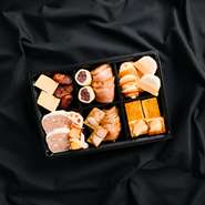 2021年のお正月に即完したおせちの夏バージョンです、
今回はテイクアウトのみのご案内となりますので、取りに来ていただける方のみのプランとなります。
販売期間は８月１３日～１５日　受付は８月１０日まで
（１万円）
近江牛ロースト
パテドカンパーニュ
豚肉とレンズ豆のテリーヌ
カニと赤パプリカのムース
ホロホロ鶏のガランティーヌ
オマール海老
パルマ産生ハム
フォアグラのパテ
イチヂクの赤ワイン煮
ピクルス
デザート