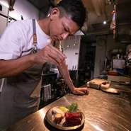 最終的には、ゲストを名前で呼べるような間柄になれることを想う料理人。現在、人と人との関わりがオンラインや希薄になっている部分も多いため、リアルでしか味わえない料理と空間の提供を大切にしています。
