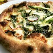 野菜がいろいろ入ったピッツァビアンカ