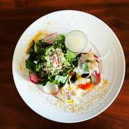 人気の前菜と、契約農家直送のサラダの盛り合わせ　前菜は6～7種類入ってます。季節、時期により内容が替ります。