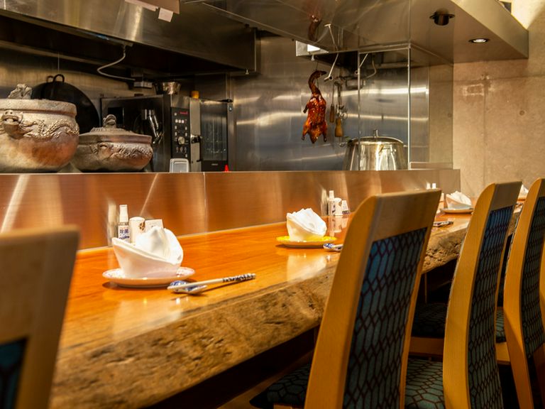 カウンター席でゆったりと食事を。お1人さまでも入りやすい店