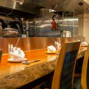 カウンター席は全8席。一枚板の高級感溢れる特等席です。お1人さまでも入りやすく、カウンター席でゆったりと食事が楽しめます。その日入荷した新鮮な魚介類が入った水槽を眺めるのもおすすめです。