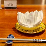 店内は、清潔感溢れる憩いの空間。インテリアから小物まで、一つひとつをこだわり抜いた、オシャレな雰囲気が魅力です。器は、中国を代表する名窯の都「景徳鎮」を使用。その美しさに魅了されます。