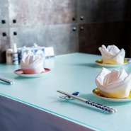 店内には4室のプライベートテーブルがございます。大切な人と、友人と、急な会食にも、もちろんお子様と、様々なシーンでお使いいただけます。