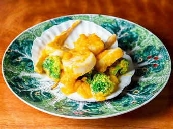 「鹹蛋」というアヒルの塩漬け玉子ソースが絶品『活ホタテ貝の黄金塩玉子炒め』