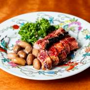 “幻の豚”とよばれる、世界でも希少な最高級品種「金華豚」。繊細な肉質・上品な甘みが特長です。中国浙江省金華地区原産で世界三大ハムの一つに数えられる高級中華食材の金華ハムの原料豚として知られています。