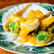 “食は広州に在り”と言われる中国・広東料理をベースに、日本の季節を感じる旬食材や新鮮な生食材を使用。料理人自ら厳選した食材をつかった、美味しく、体にも優しい料理を提供しています。