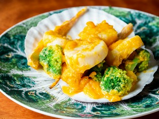 料理人自ら厳選。日本の季節を感じる旬食材や新鮮な生食材を使用