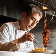 カウンター越しのゲストとのコミュニケーション。来店された方一人ひとりを大切にした、心のこもった接客が【中国料理　風花雪月　代沢　金威】流の“おもてなし”です。自然と「また来たい」と思わせてくれます。