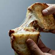 NYで大人気のコンビーフ×ザワークラフト×チーズのホットサンド「ルーベンサンド」が六本木初上陸！とろーりのびる濃厚モッツアレラチーズを使用したR1オリジナルの逸品です！（800円）