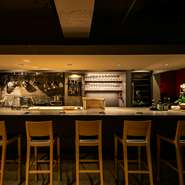 劇場型のカウンターで楽しむ一期一会のコース