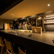 カウンターを主体としたスタイリッシュな空間