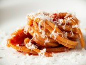 唐辛子と花山椒を練りこんだ『キタッラ』アマトリチャーナ