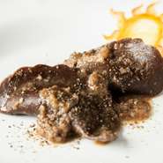 ローマ風にじっくりと煮込んだ牛テール肉をほぐし、カカオの生地に詰め込んだ赤褐色の『ラビオリ』。ひと口サイズながらもしっかりとした肉感、食べ応えのある濃密な味わいです。