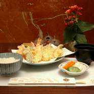 この道約30年の職人による伝統の天ぷらが梅ヶ丘で味わえます。ランチタイムはリーズナブルに、ディナーはこだわりの逸品と天ぷらを肴に店主こだわりの銘酒が味わえます。

