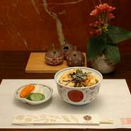 綺麗で温かな店内はお一人様でもグループ様でも落ち着いて楽しめます。カウンター席では目の前で職人が天ぷらを揚げる様子を楽しめます