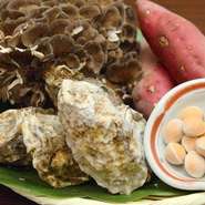 当店では旬の味わいである牡蠣、筍、たらの芽、車海老などを厳選して仕入れております。魚介類も築地に足を運び良い物を仕入れております。その時期限定の旬の味わいをぜひご堪能ください。