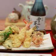 天ぷらは活車海老2、旬の魚4、野菜4、海老かき揚げ、お刺身、和風サラダ、赤だし、お新香、御飯、デザート