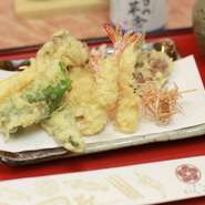 天ぷらは活車海老3、旬の魚6、野菜6、海老かき揚げ、和風サラダ、赤だし、お新香、御飯、デザート